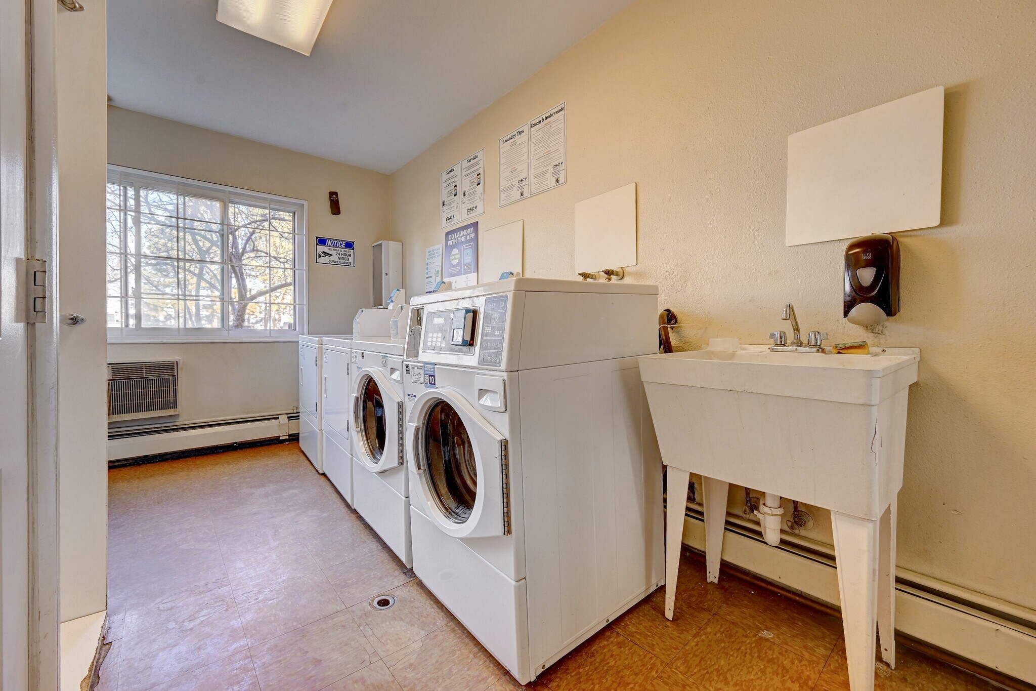 Building Photo - 5770 E Warren Ave