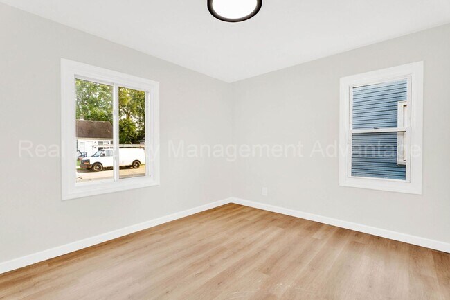 Building Photo - 1513 E Meyers Ave