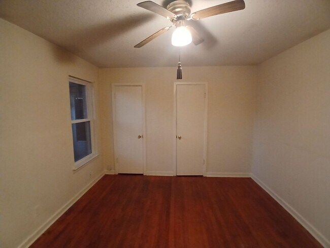 Building Photo - Avon 3015-3017