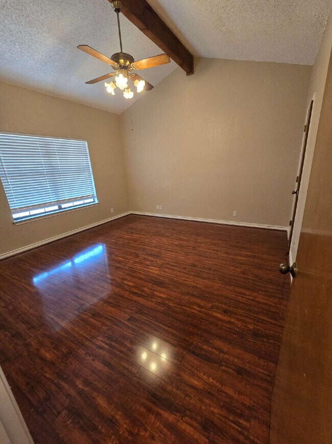 Building Photo - Stunning 1 Bedroom Condo with Gorgeous Views of Granbury Lake