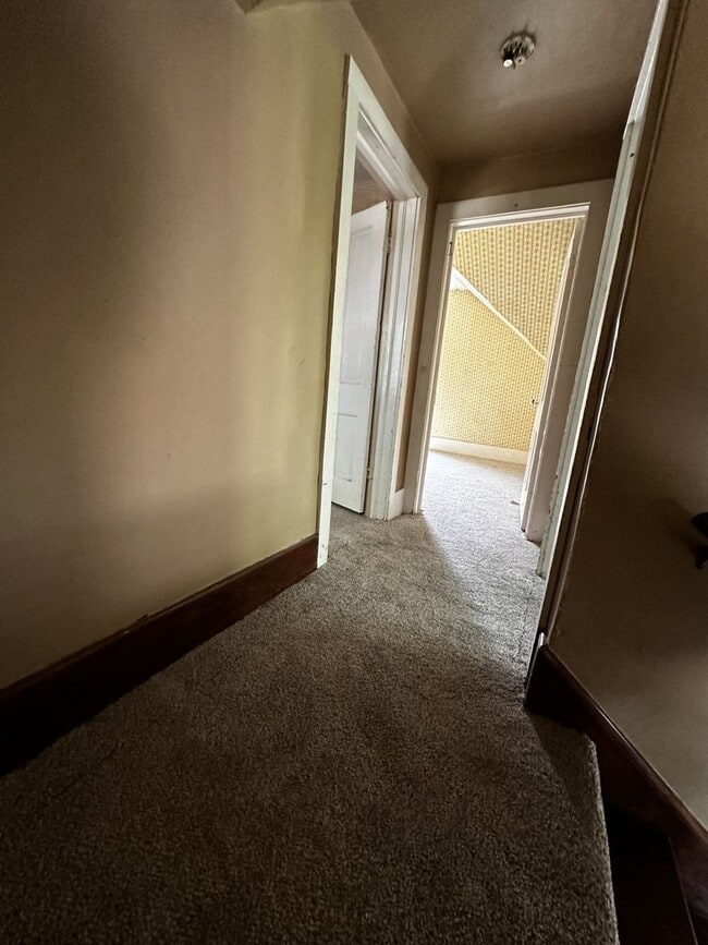 Building Photo - 4 Bed, 1 Bath - 2 Stall Garage - Single Fa...