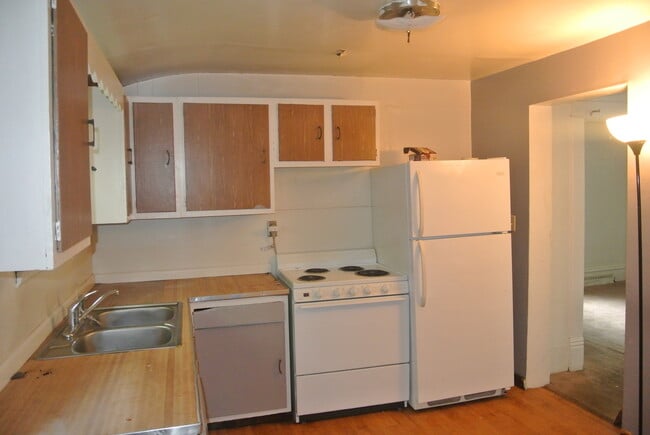 Building Photo - 2 Bedroom House!