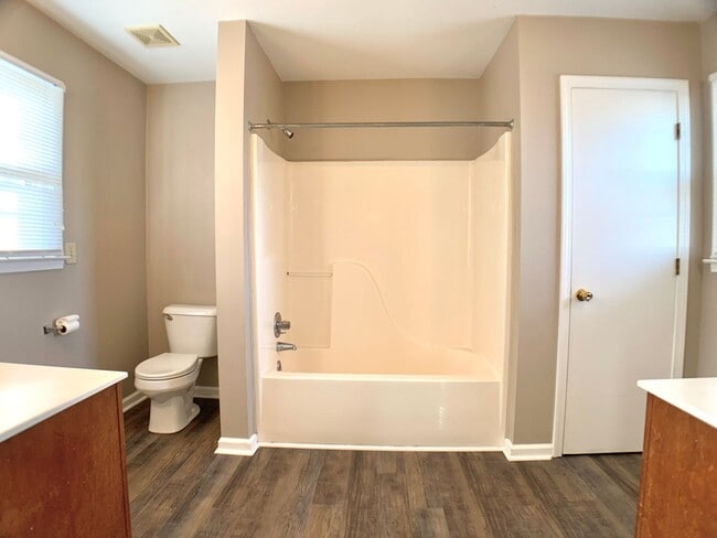 Building Photo - 3310 Mallard Dr