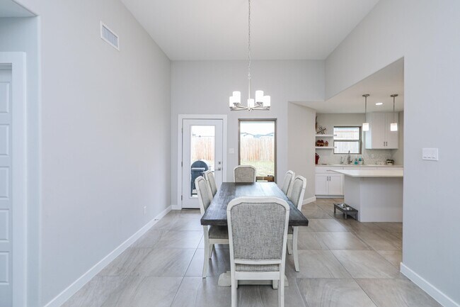 Building Photo - 1025 La Muralla St