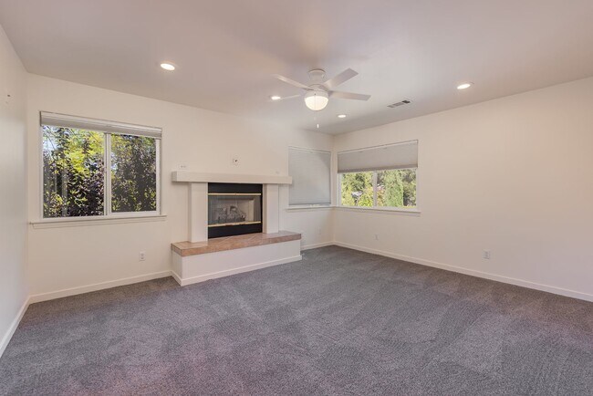 Building Photo - Meiners Oaks Gem