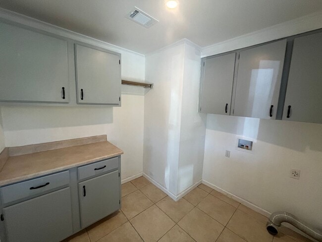 Building Photo - New Listing!