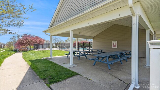 Building Photo - 1328 Heatherwood Ln