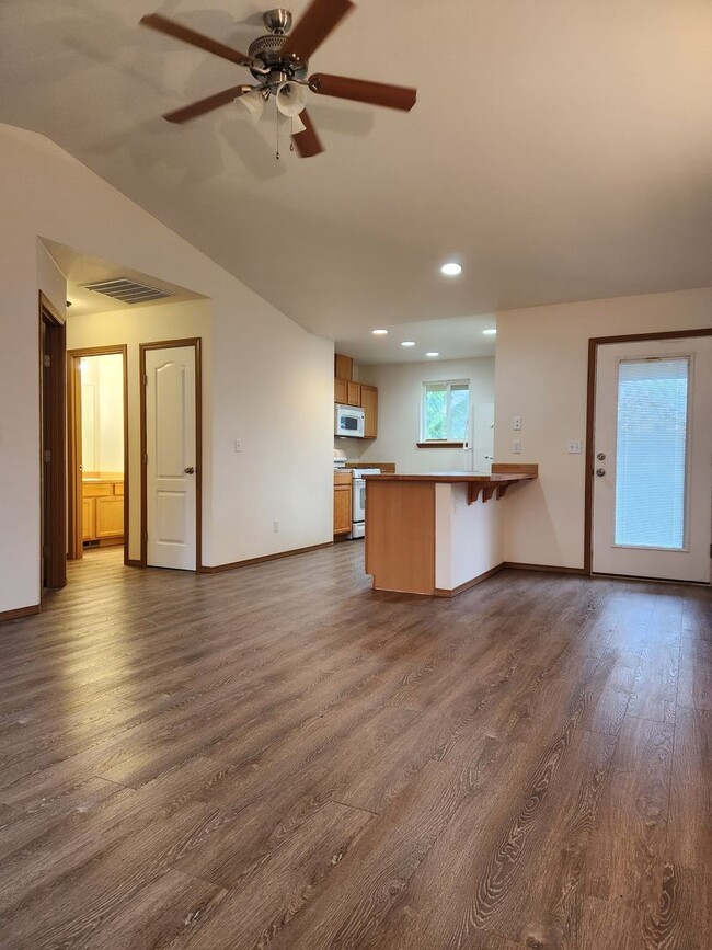 Building Photo - 240 Poplar St