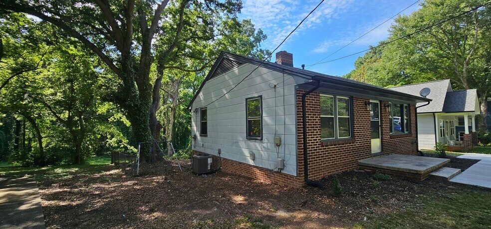 Building Photo - 609 N Rhyne St