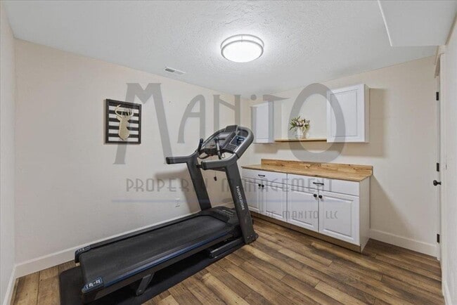 Building Photo - Spacious Trickle Creek Home