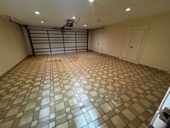 Building Photo - Country Place Estates Town Home