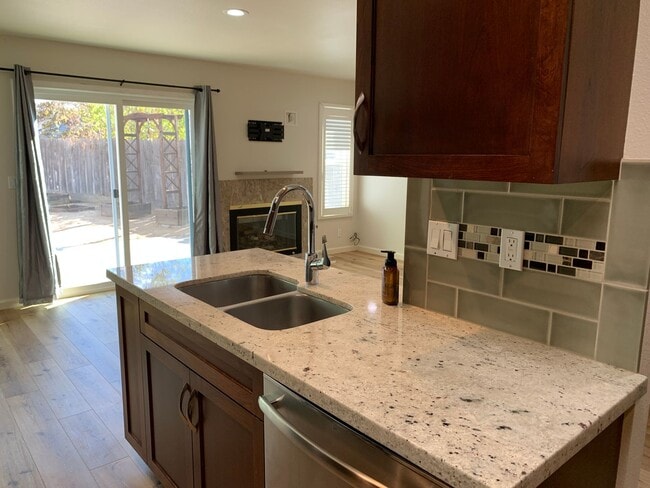 Building Photo - Welcome home!  1 Bedroom/ 1 Bath Condo