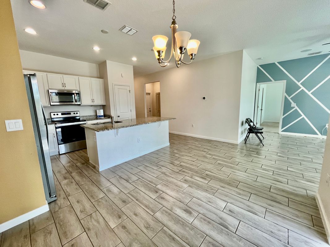 Building Photo - 421 Disa Dr