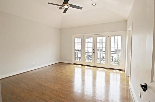 Building Photo - 2736 Cortlandt St