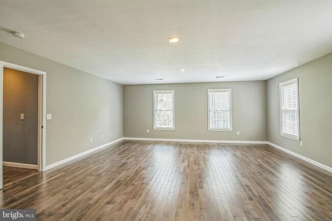 Building Photo - 3003 Mediterranean Dr