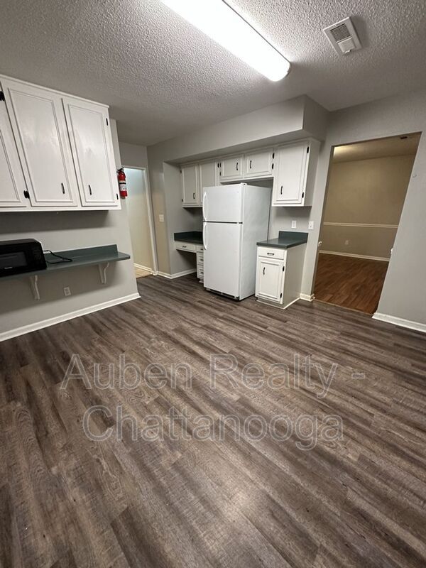 Building Photo - 1317 Village Green Dr