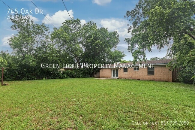 Building Photo - 745 Oak Dr
