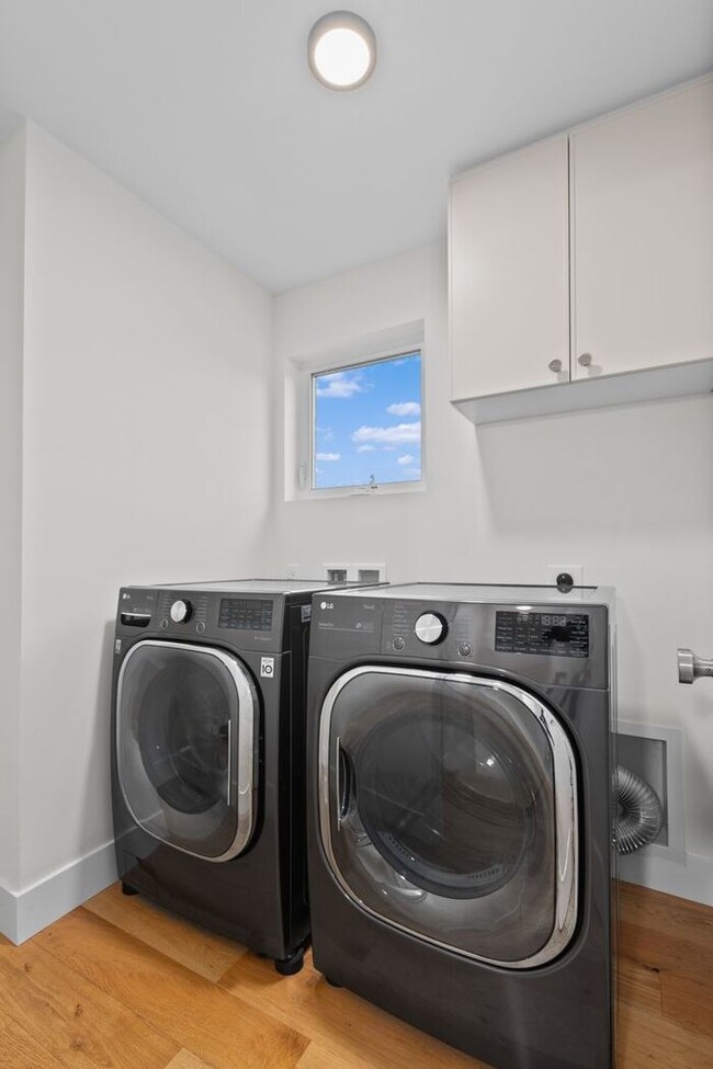 Building Photo - Stunning Modern Air-Conditioned Townhome in Coveted Whittier Heights