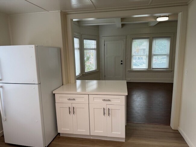 Building Photo - 501 W 8th St