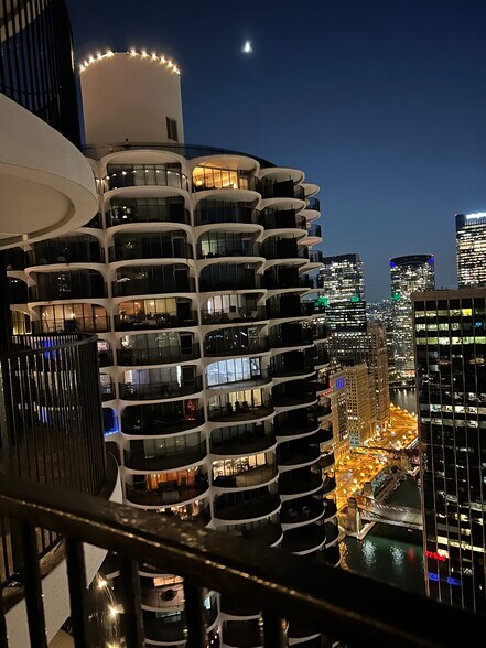 Building Photo - 300 N State St