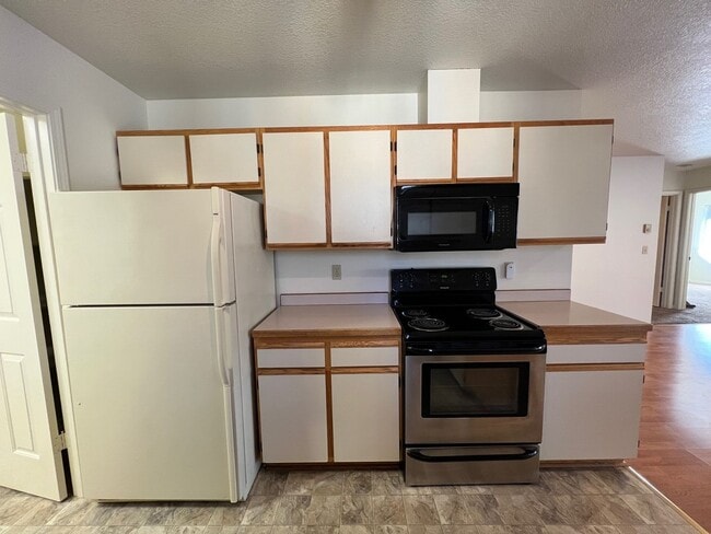 Building Photo - Three Bedroom House on Bend's West Side with RV Parking