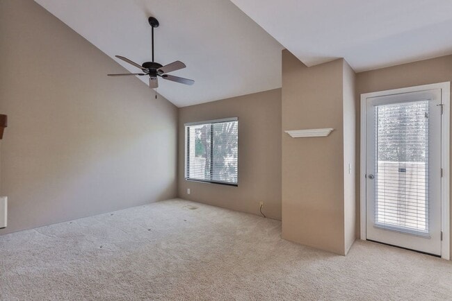 Building Photo - 8750 Villa La Jolla Dr