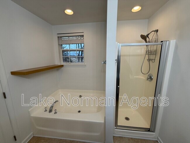 Building Photo - 15622 Troubadour Ln