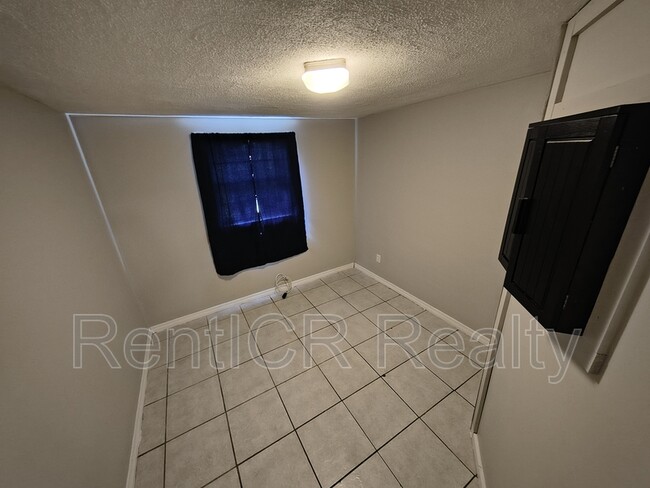 Building Photo - 2128 Riviera Dr