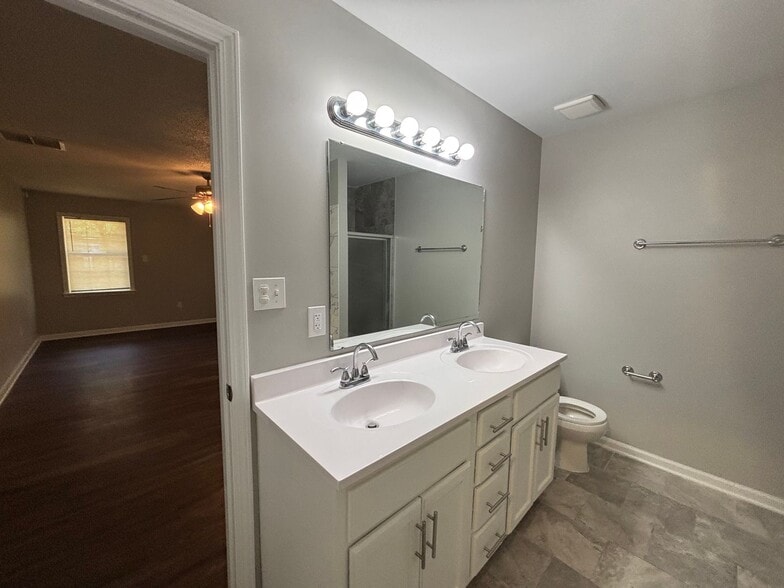 Building Photo - 4960 Sherry Dr