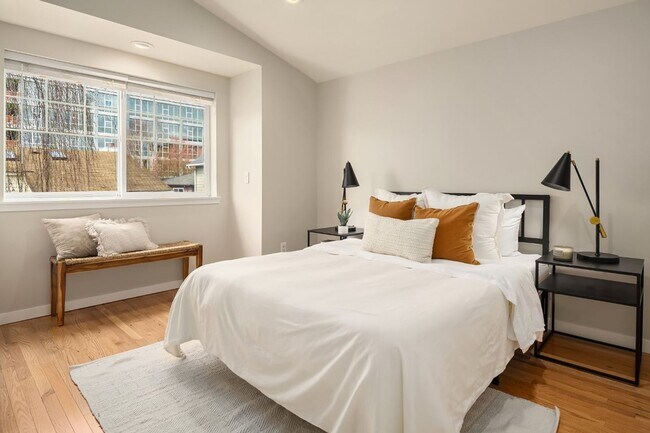 Building Photo - 3Bd/2.25Ba Seattle Townhouse