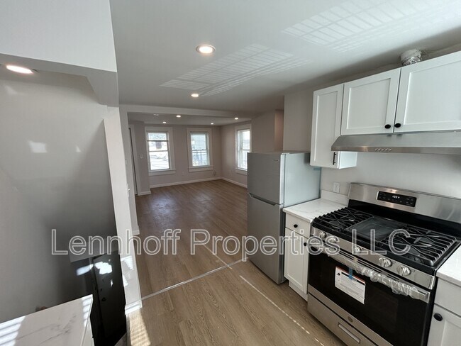 Building Photo - 31 Hilton St