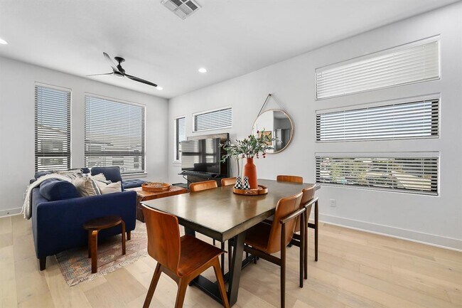 Building Photo - 2050 Lohmans Spur Rd