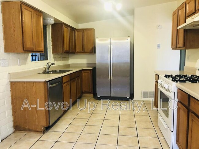 Building Photo - 316 E Elm St