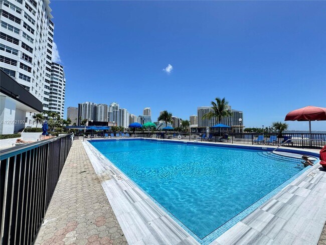 Building Photo - 825 Brickell Bay Dr