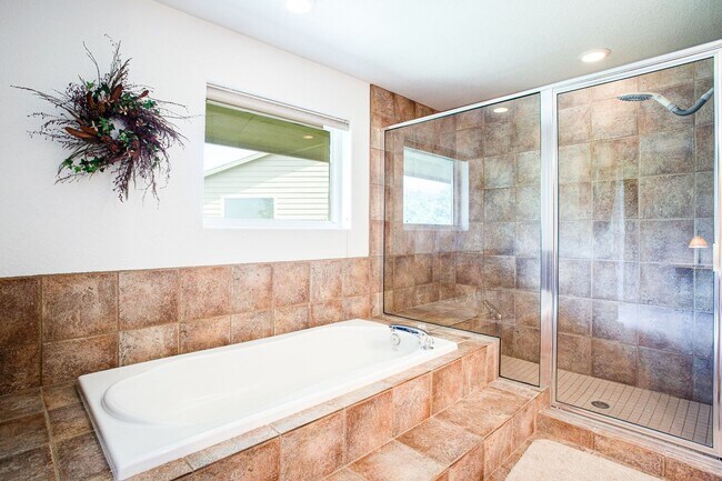 Building Photo - Convenient Location! Lots of Space and Lig...