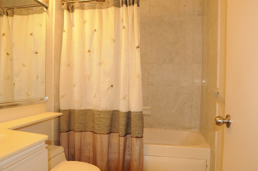 Bathroom - 45 river drive south