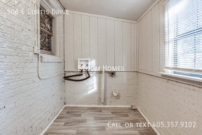 Building Photo - 506 E Curtis Dr