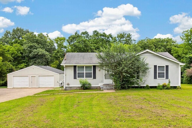 Building Photo - 1009 Lynndale Dr