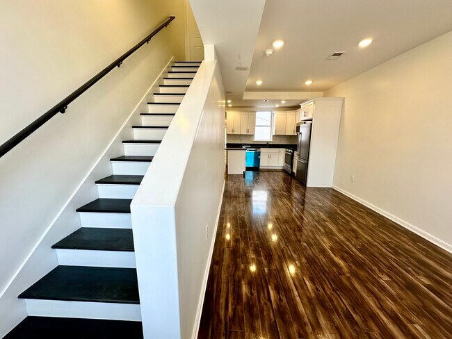 Building Photo - 312 S Eden St