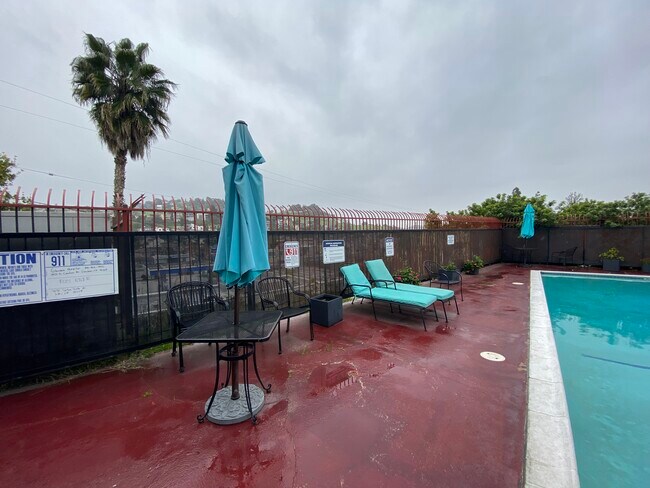 Building Photo - 3030 Valle Vista Dr
