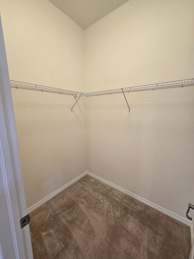 Building Photo - Spacious 4 Bedroom Single Family Home