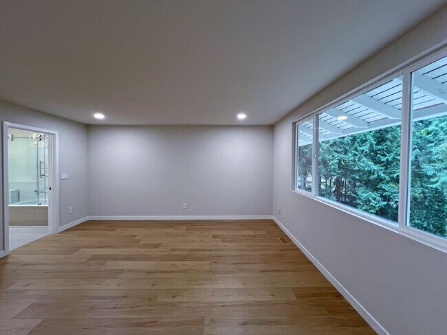 Building Photo - Freshly Remodeled 5BR Home in Prime Bellevue Enatai