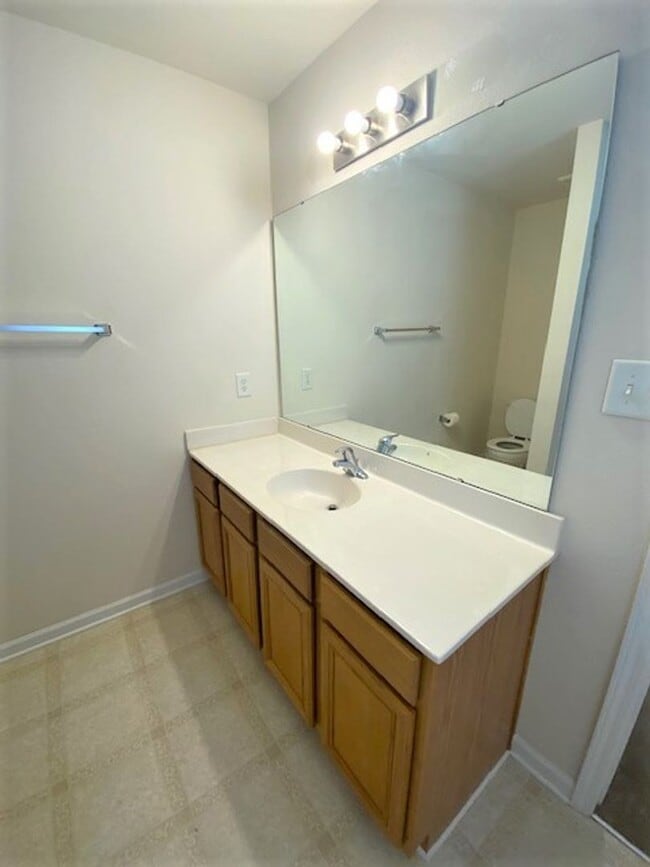 Building Photo - End Unit Townhome!  Over 1500 Sq Ft!  Harr...