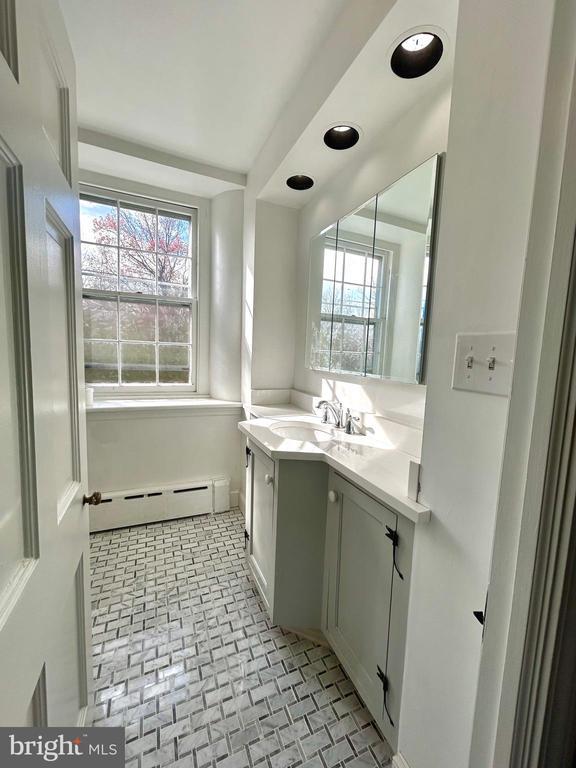 Building Photo - 571 N Newtown Street Rd