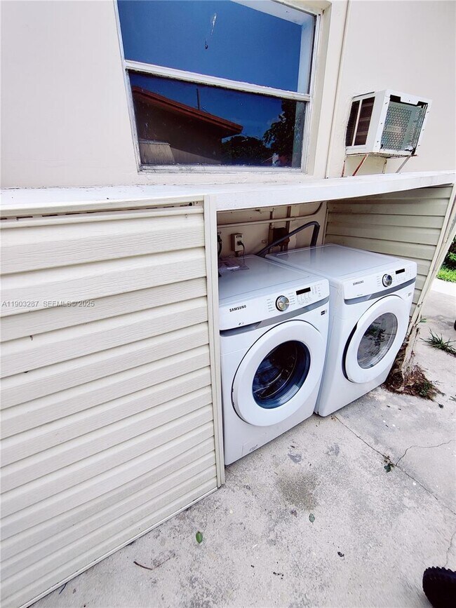 Building Photo - 805 NW 3rd Terrace