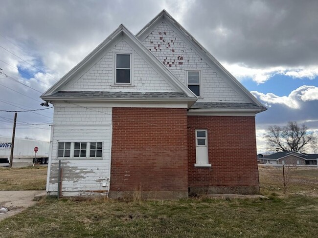 Building Photo - Beautifully updated home with tall ceilings