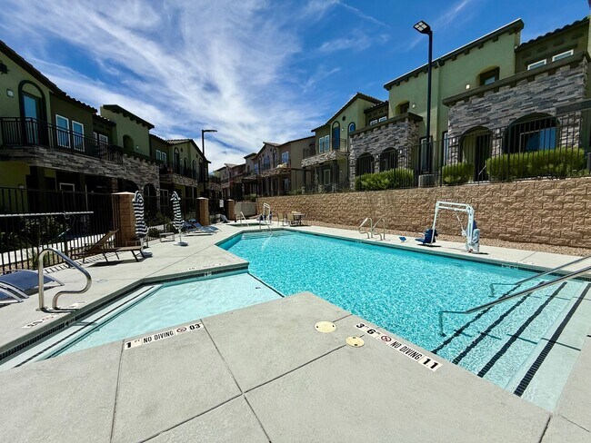 Building Photo - 3/BD 2.5/BA Sleek Townhome with High Ceili...