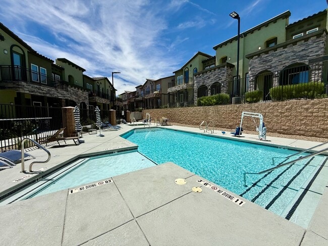 Building Photo - 3/BD 2.5/BA Sleek Townhome with High Ceilings, Balcony, and Prime Community Amenities!