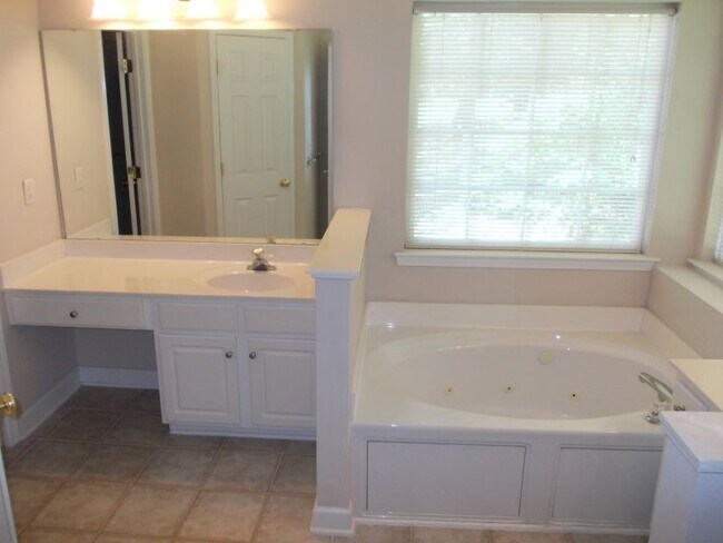 Building Photo - Beautiful Highland Creek Ranch home with 4...