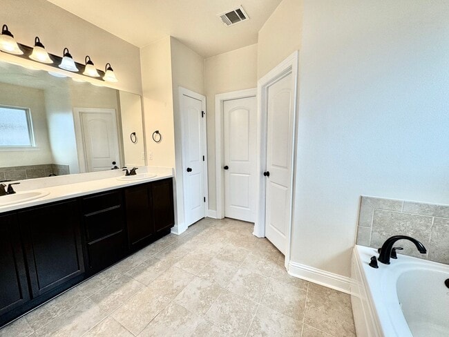 Building Photo - 4 Bedroom House Located in Prairieville with Spacious Rooms and a Large Backyard